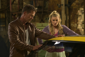 Szenebild aus dem Film "Manta, Manta - Zwoter Teil" mit Till Schweiger am Opel Manta Szenebild aus dem Film "Manta, Manta - Zwoter Teil" mit Till Schweiger am Opel Manta