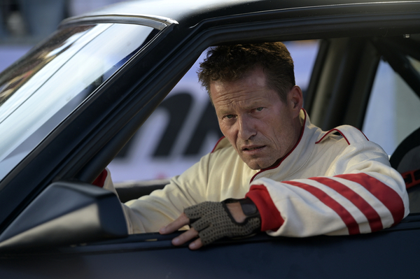 Szenebild aus dem Film "Manta, Manta - Zwoter Teil" mit Till Schweiger im Opel Manta