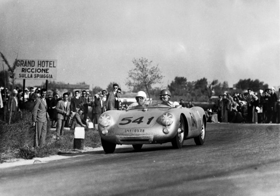 Bild: Szenen vom wohl härtesten Strassenrennen nach dem Zweiten Weltkrieg - Wolfgang Seidel und Helm Glöckler in ihrem Porsche 550 Spyder mit der Startnummer 541 bei der Mille Miglia 1955.