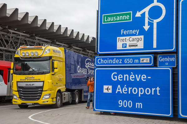 Szenenwechsel! Als erstes werden die Autos vom Autosalon Genf nach Luzern, ins Verkehrshaus der Schweiz gebracht und …