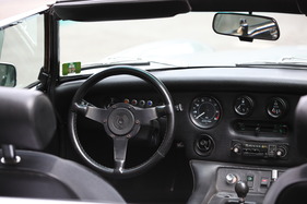 TVR 3000 S (1978) - das flache Armaturenbrett erlaubte kein Montieren der Hauptinstrumente vor dem Lenkrad