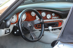 TVR Chimaera 5.0 - Schwarze, unbeschriftete Knöpfe neben dem Lenkrad für das Abblendlicht, die schwarzen Lenksäulenschalter von Ford wurden durch Zubehörteile aus Alu ersetzt