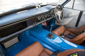 TVR Grantura Mk IIA (1960) - die Zusatzinstrumente sind in der Mitte angeordnet
