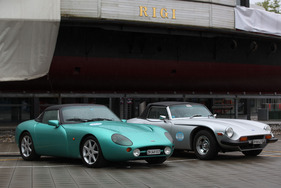 TVR Griffith 500 (1993) - aufgestellt neben einem Vorfahren, dem TVR 3000 S von 1978 am Treffen "Fantastic Plastic" 2013