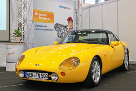 TVR Griffith 500 (1998) -auf dem Stand einer Motorenrevisionsfirma - Retro Classics Bavaria 2016 (1998)