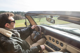 TVR S3C (1992) – Den Schaltknauf möglichst von oben anfassen. Wer seitlich herumgreift, klemmt sich gerne die Finger ein TVR S3C (1992) – Den Schaltknauf möglichst von oben anfassen. Wer seitlich herumgreift, klemmt sich gerne die Finger ein