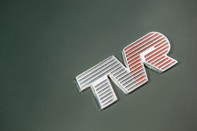 TVR S3C (1992) – Emblem mit ungewöhnlicher Farbgebung auf der Motorhaube
