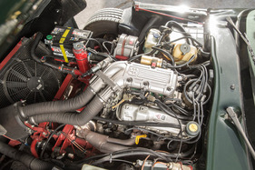 TVR S3C (1992) – Enge Verhältnisse II: Der Ford-V6 sitzt hinter der Vorderachse, der Kühler ist geneigt und die Abgaskrümmer verlaufen nach vorne