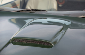 TVR S3C (1992) – aussermittig platzierte, breite Lufthutze auf der Motorhaube