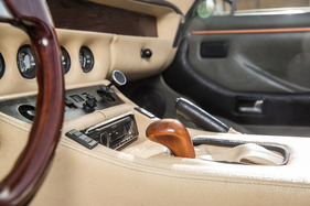 TVR S3C (1992) – gut zur Hand liegender Schalthebel mit sichtbar zu kurzem, nachgerüstetem Holzknauf