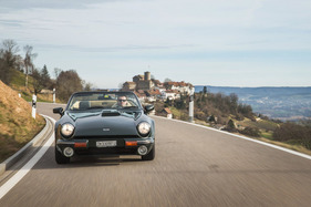 TVR S3C (1992) – so traditionell gebaut wie das Dorf im Hintergrund