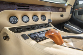 TVR S3C (1992) – vier Rundinstrumente über dem hoch aufragenden Mitteltunnel, interessant platzierter Zigarrenanzünder