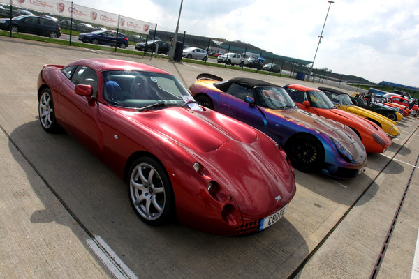 Bild TVR-Sportwagen im Clubbereich, man beachte das Sagaris Cabriolet - Silverstone Classic 2017