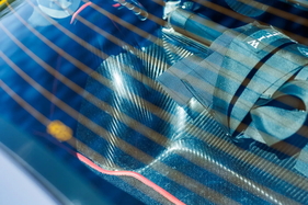 TVR T440R (2003) - Karbon-Reflexe in der Heckscheibe