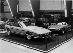 TVR Tasmin (1980) - elegantes Coupé als Neuheit, im Hintergrund der TVR 3000 S als zweisitziges Cabriolet - Genfer Autosalon 1980