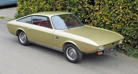 TVR Tina Coupé (1967) - während der Spider runde Doppelscheinwerfer hatte, wurden beim Coupé einzelne viereckige Lampen verwendet