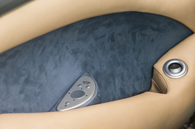 TVR Tuscan S Mk 2 (2005) - selbst die Verstellung der Aussenspiegel ist ein kleines Kunstwerk (2005)