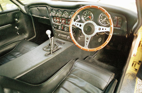 TVR Vixen (1968) - typisches TVR-Armaturenbrett der Sechzigerjahre - das Moto-Lita-Lenkrad wurde nachgerüstet, genauso wie der Schalthebelgriff