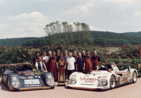 TWR Porsche WSC (1995) - das siegreiche Joest Team 1996 mit den beiden Jaguar-Porsche-Hybridfahrzeugen