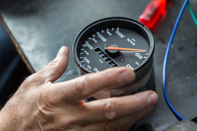Tacho jetzt ohne Glas – Tachoüberholung