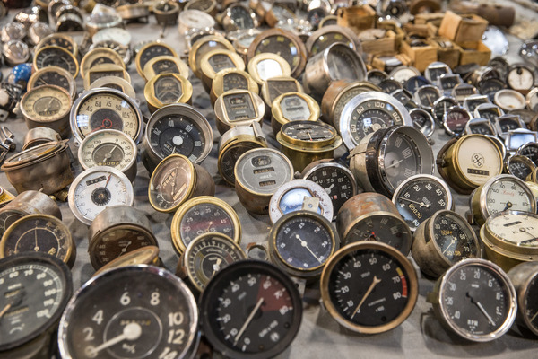 Tachometer, soweit das Auge reicht - Rétromobile Paris 2020