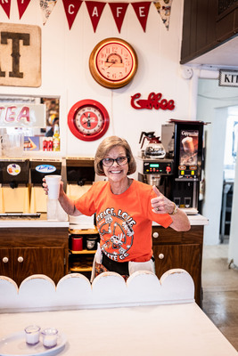 Tag 15 Amarillo nach Santa Rosa - so geht Gastfreundschaft, die Besitzerin des Midpoint Cafe öffnet die eigentlich geschlossene Gaststätte für uns