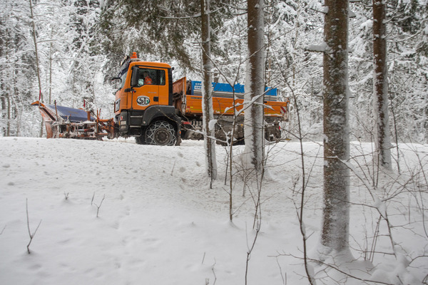 Tag und Nacht wurden die Strassen vom Schnee geräumt. Hier mit schwerem Pflug, …