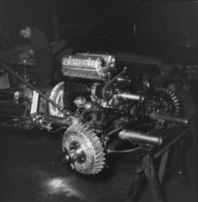 Talbot-Lago T14 2 Litre 500 (1956) - beim Bau, Blick auf den eingebauten Vierzylindermotor