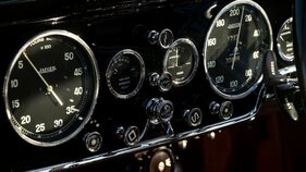 Talbot-Lago T150 C Spéciale Goutte d'Eau Figoni et Falaschi (1938) - Chromumrandete Uhren auf schwarzem Blech