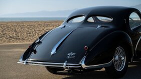 Talbot-Lago T150 C Spéciale Goutte d'Eau Figoni et Falaschi (1938) - Der Chromsporn bricht die grosse Blechfläche des langen Hecks und unterstreicht die Dynamik