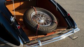 Talbot-Lago T150 C Spéciale Goutte d'Eau Figoni et Falaschi (1938) - Griffbereites Reserverrad vor dem Gepäckraum