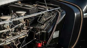 Talbot-Lago T150 C Spéciale Goutte d'Eau Figoni et Falaschi (1938) - Wagenheber und Andrehkurbel verstecken sich auf der Spritzwand hinter der Batterie