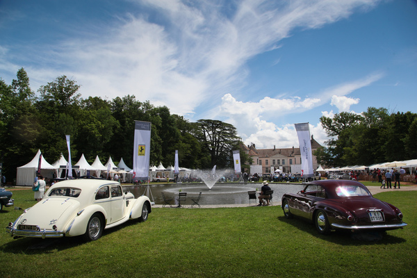 Talbot-Lago T26 und Alfa Romeo 6C 2500 SS mit Blick auf Springbrunnen und Schloss - Concours d'Elégance Suisse in Coppet 2019