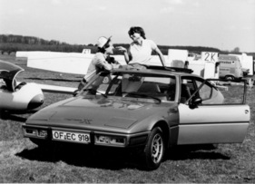Talbot-Matra Bagheera X (1980) - wurde auch gerne mit Rolldach bestellt - Inszenierung mit Flugzeugen