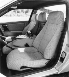 Talbot Matra Murena (1980) -  Interieur mit heruntergeklapptem Mittelsitz - man beachte auch die Nikon F