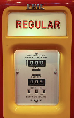 Tanksäule aus den USA - Rétromobile 2015