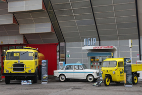 Tankstelle auf dem Messegelände mit Fiat 1100 und Moto Guzzi Ercole - 42. Auto e Moto d'Epoca 2025