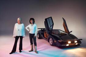 Bild Tara Buckmann und Adrienne Barbeau mit dem Film-Countach - 45 Jahre Lamborghini Countach LP 400 S im Film "The Cannonball Run"