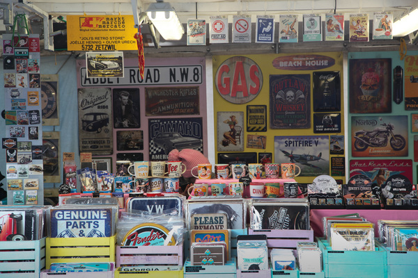 Tassen und Kleber - Verkaufsstand im Aussenbereich - Oldtimer- und Teilemarkt Winterthur 12./13. November 2016