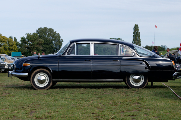 Tatra 603 (1963) , Stromlinie und Achtzylinder brachten wichtigen Tempogewinn beim Aufbau des Sozialismus – OMMMA 2023