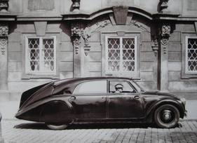 Tatra 77 (1934) - mit Heckfinne zur Stabilisierung des Geradeauslaufs und ansteigendem Unterboden im Heckbereich (Diffusor)