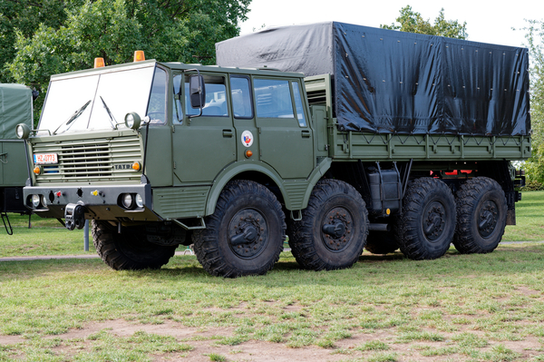 Tatra 813 8x8 (1967) , wird gerne bei LKW-Geländesportveranstaltungen eingesetzt. Der positive Sturz rührt von einer etwas speziellen Fahrwerkskonstruktion mit Zentralrohrrahmen und Pendelachsen her – OMMMA 2023