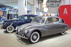 Tatra 87 (1945) - Heckmotorlimousine mit stromlinienförmiger Karosserie neben dem Lincoln Zephyr - Techno Classica 2015