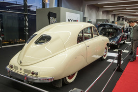 Tatra T600 (1947) - kaum eine gerade Linie - Teil der Tatra-Sonderschau - Rétromobile Paris 2020