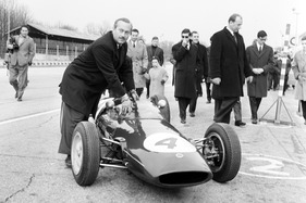 Teamchef Colin Chapman schiebt den Formel Junior Lotus 22 persönlich an den Start