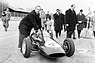 Teamchef Colin Chapman schiebt den Formel Junior Lotus 22 persönlich an den Start (© Archiv Reinhard / Max Pichler, 1962) Teamchef Colin Chapman schiebt den Formel Junior Lotus 22 persönlich an den Start (© Archiv Reinhard / Max Pichler, 1962)