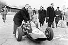 Teamchef Colin Chapman schiebt den Formel Junior Lotus 22 persönlich an den Start