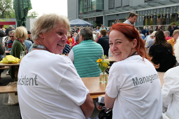 Teamgeist ist alles: Management und Assistenz arbeiten auf Tuchfühlung und sind guter Dinge dabei – Einbecker Oldtimertage 2025