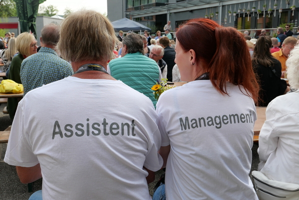 Teamgeist ist alles: Management und Assistenz arbeiten auf Tuchfühlung und sind guter Dinge dabei – Einbecker Oldtimertage 2025