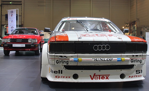 Bild: Techno Classica 2011 - Sportliche Pärchen am Stand von Audi - hier die schnellen Audi Coupés der frühen 80er